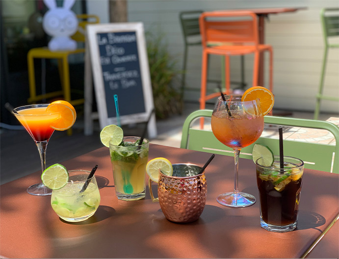 Cocktails sur une table terrasse du bar Concept 8