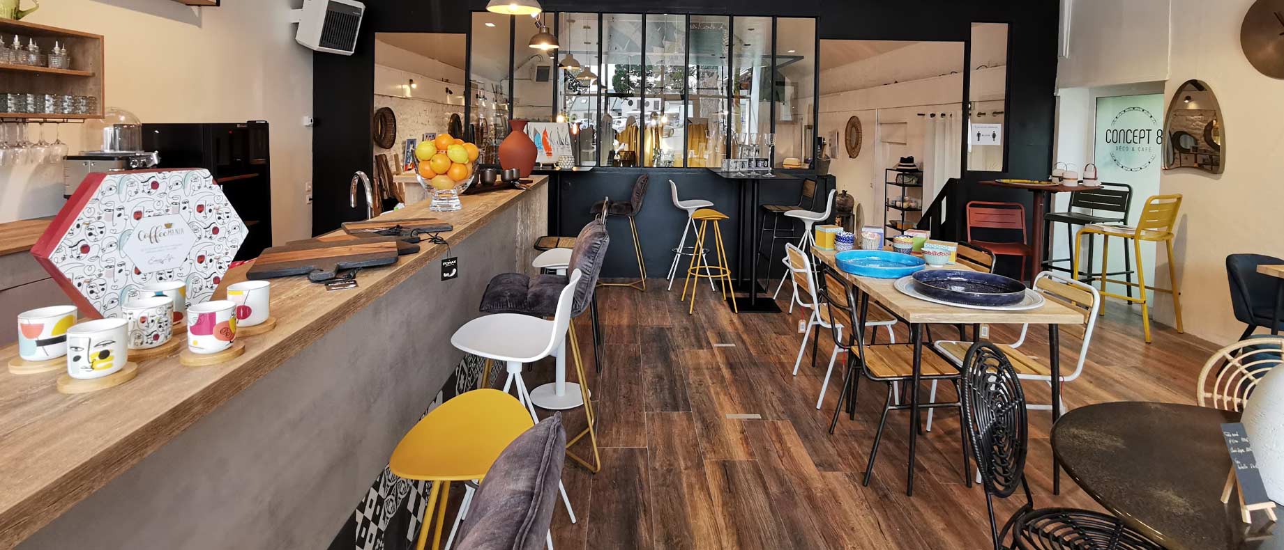 Vue intérieure du café déco Concept 8 Bénodet